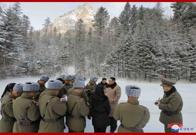 Kim Jong Un, călare pe un cal alb, pe muntele sacru al Coreei de Nord. Imaginile misterioase care prevestesc un anunț major