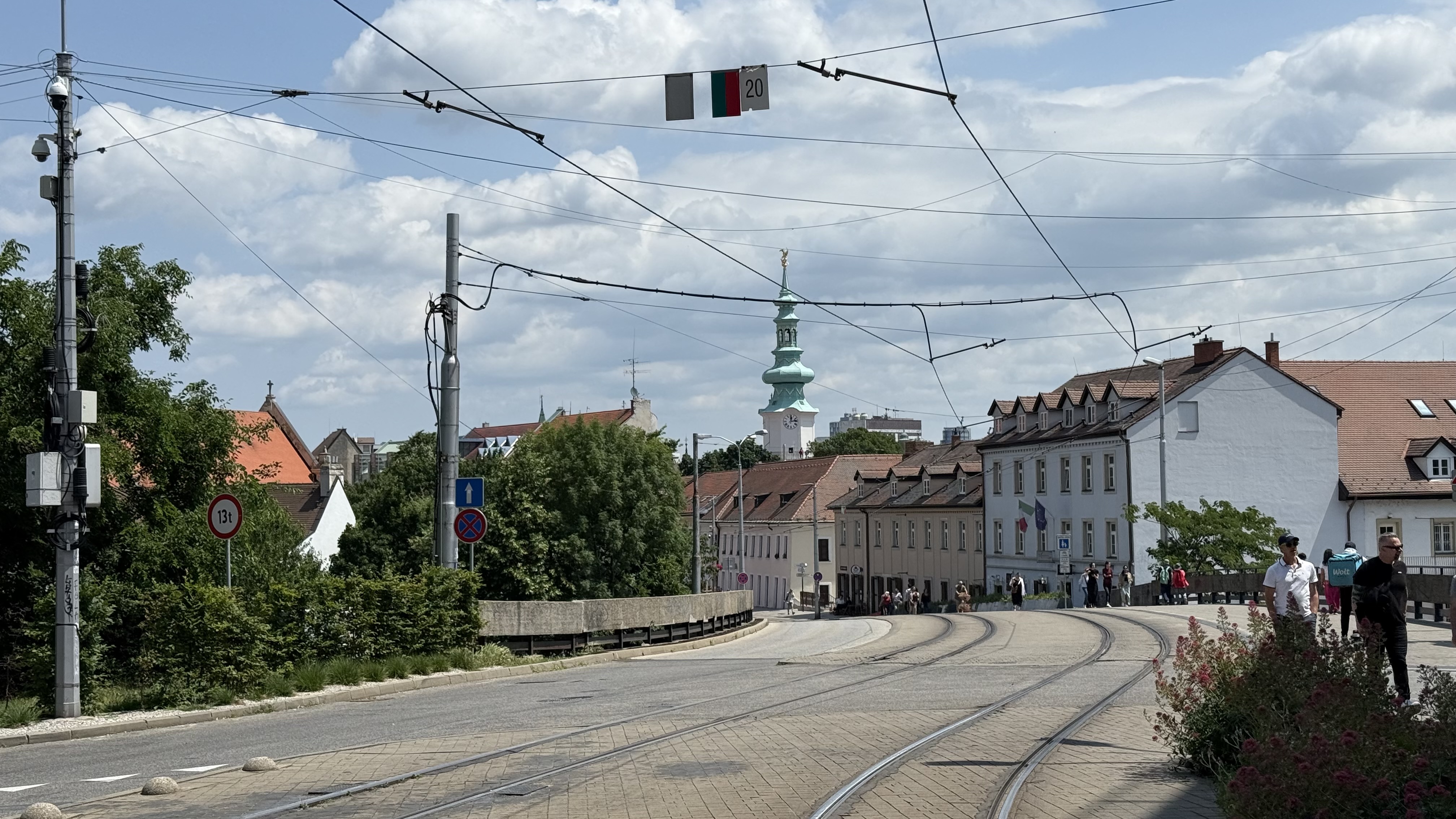 Cât plătești pentru un tuns și bărbierit la o frizerie de cartier din Bratislava: buget de restaurant în România