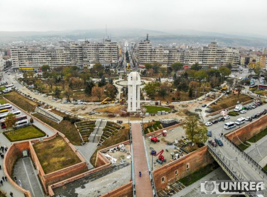 FOTO/ Cum arată Monumentul Marii Uniri de la Alba Iulia, după ce au fost date jos schelele. Are peste 1.300 de tone și a fost asemănat cu logo-ul Facebook