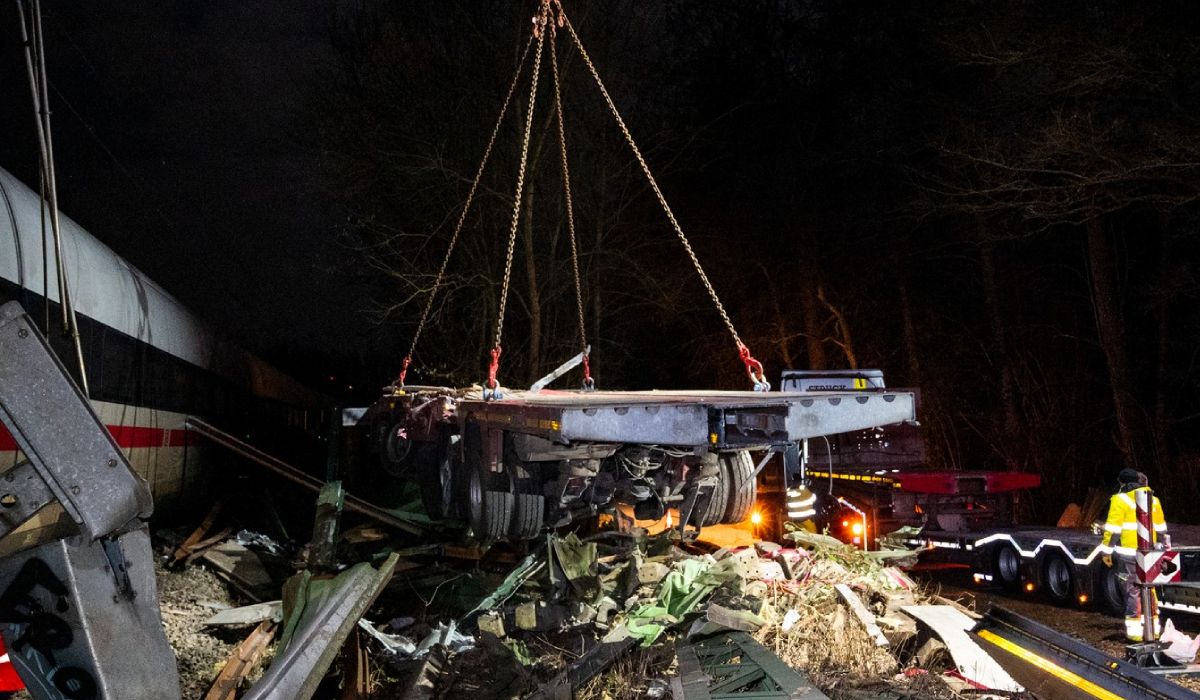 Un șofer român de TIR a sărit din cabină și a lăsat camionul pe șine, când a văzut că vine trenul, în Germania. Un mort și 25 de răniți