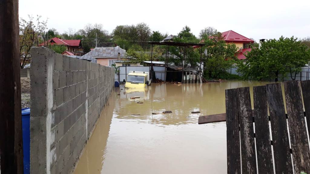 Inundații puternice în peste 20 de localități din Neamț. Zeci de gospodării, drumuri și terenuri, acoperite de ape / FOTO&VIDEO