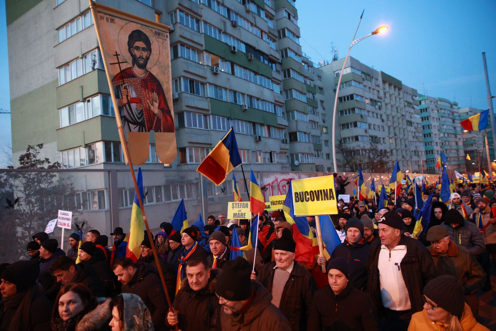 LIVE TEXT: Zeci de mii de oameni la protestul organizat de AUR în București. Mai mulți protestatari aveau asupra lor cuţite, bricege și substanţe interzise