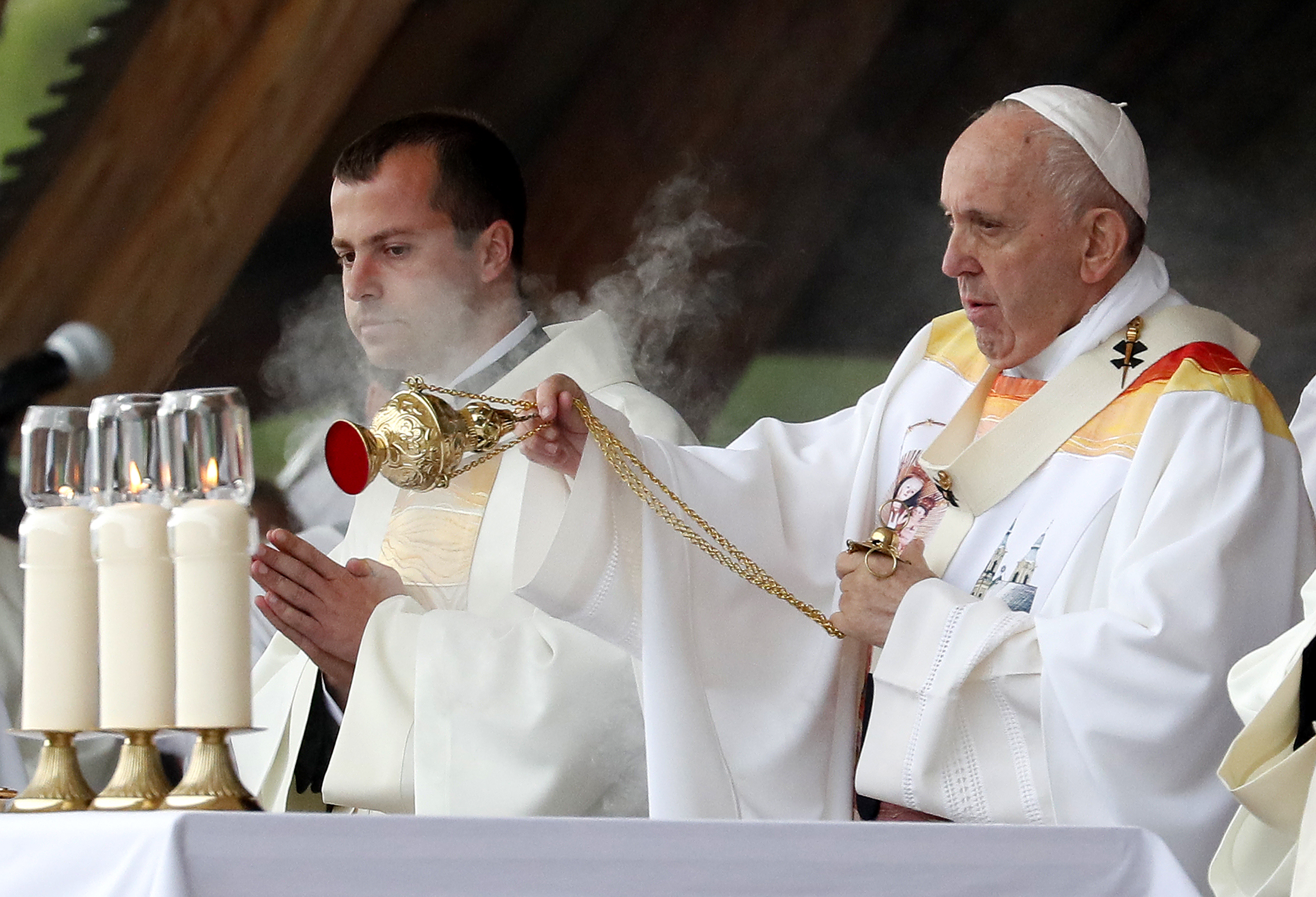 FOTO | Veșmintele pe care Papa Francisc le-a purtat la Şumuleu Ciuc au fost făcute de un designer român