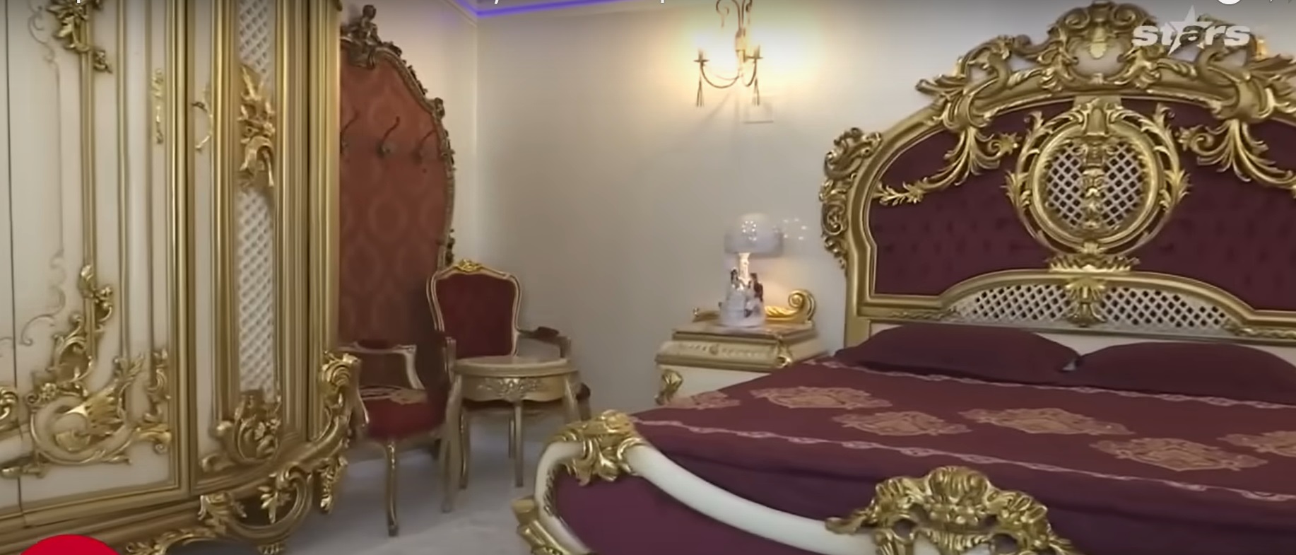 Imagini din casa Medanei și a lui Alin Oprea, decorată de Crăciun. Au împodobit mai mulți brazi, unul chiar și în bucătărie