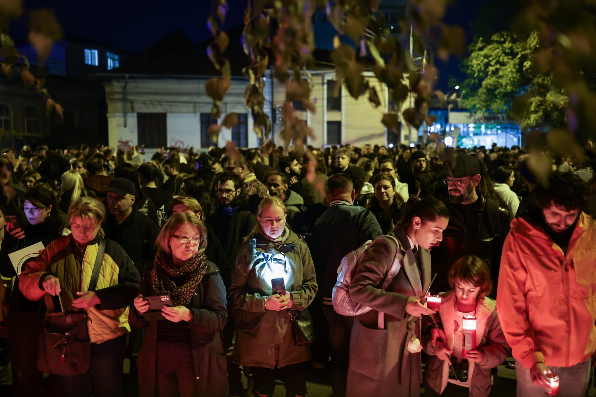 Marș de comemorare la 10 ani de la tragedia din Clubul Colectiv. Mii de oameni își strigă nemulțumirile: „Vrem spitale, NU catedrale”