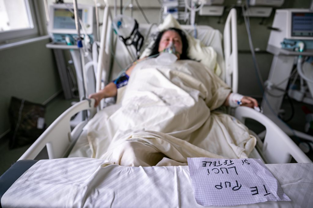 Reportaj în miezul coșmarului COVID. Medicii din ATI Oradea fac un apel disperat la compatrioții lor: „Parcă suntem două lumi”