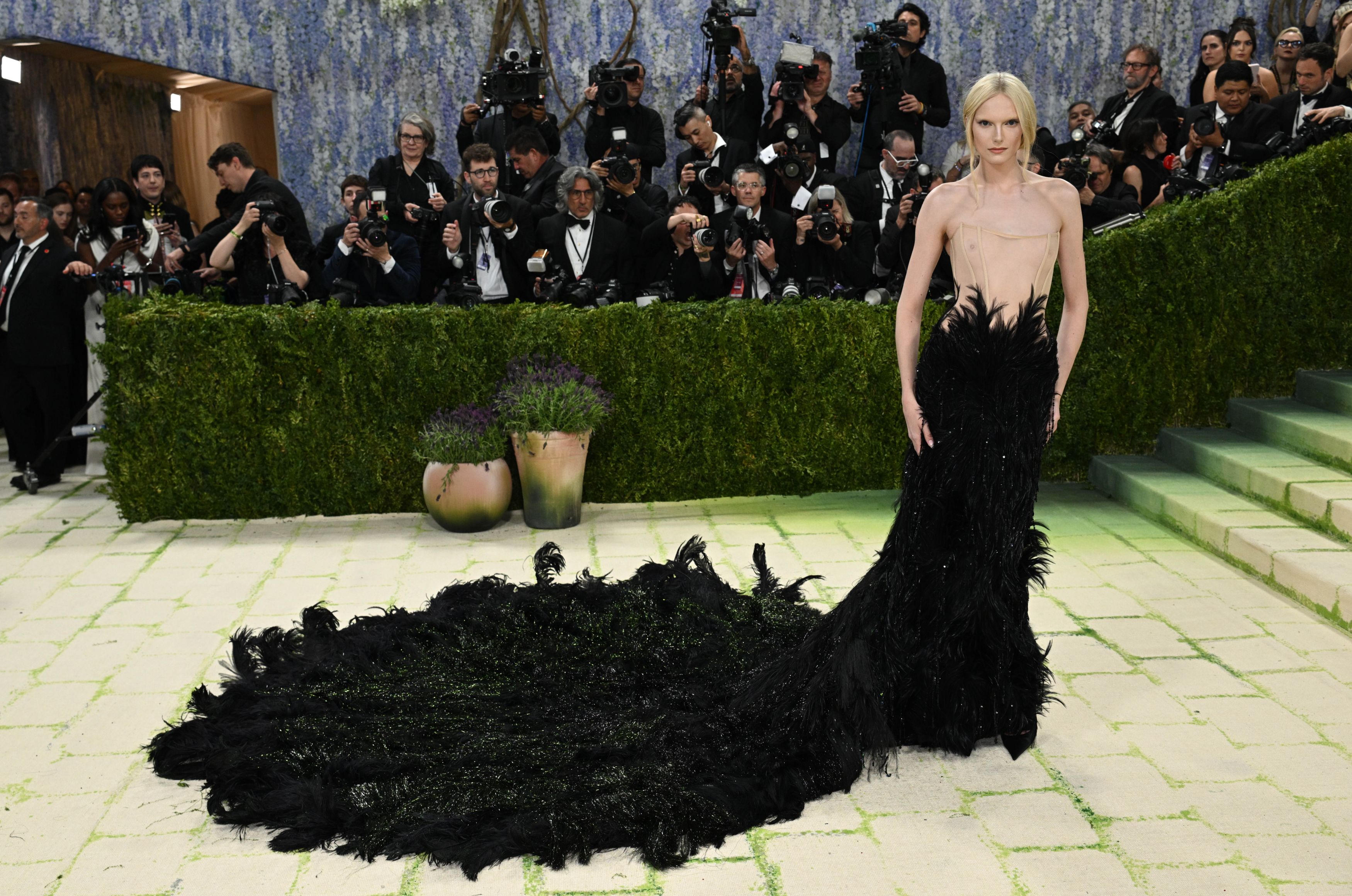 Vedete pe „covorul pietruit” la Met Gala 2026. De la rochii impresionante la alegeri controversate
