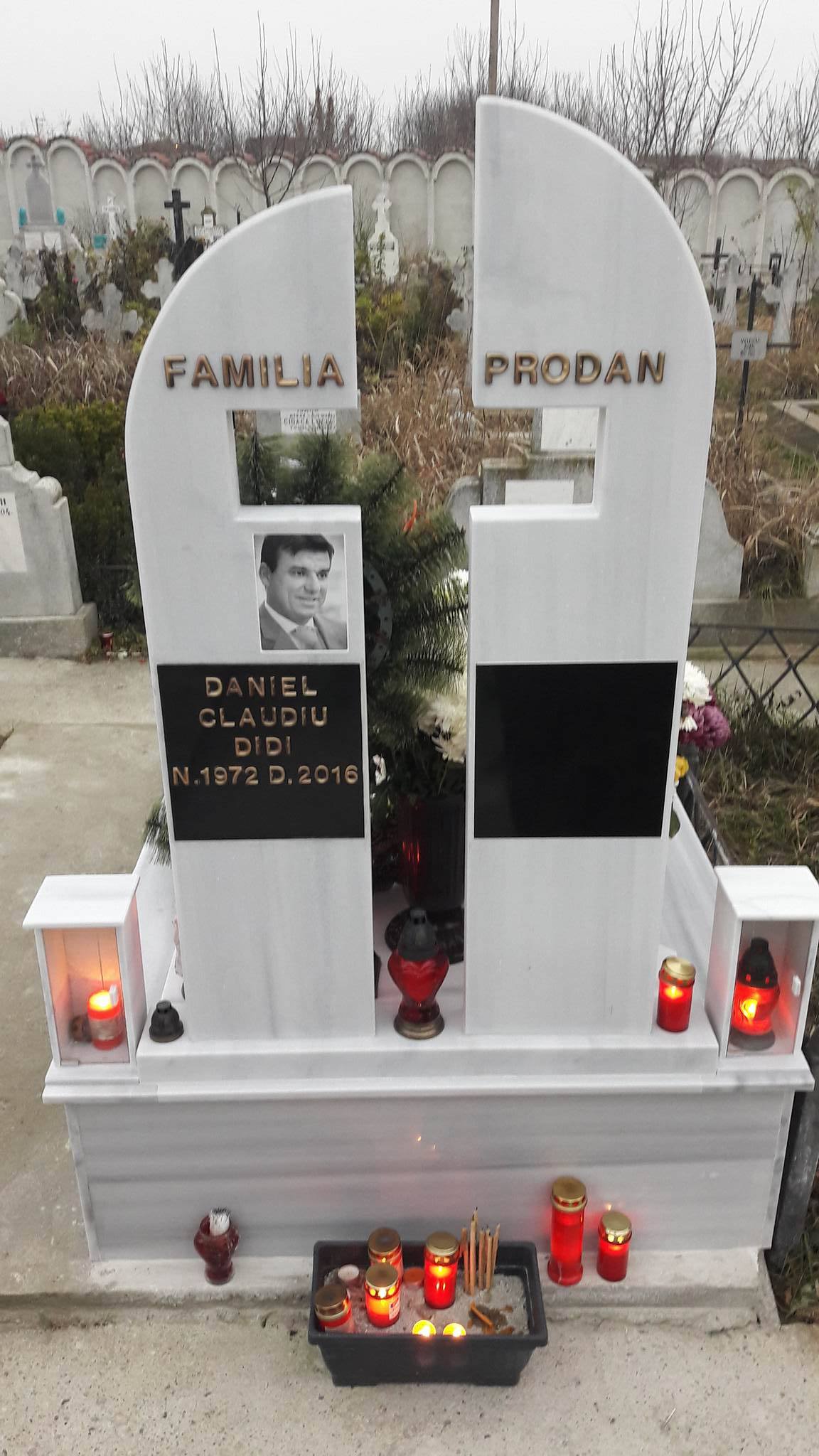 Un an de la moartea lui Daniel Prodan. Placheta comemorativă de pe mormântul lui Didi te lasă fără cuvinte | GALERIE FOTO