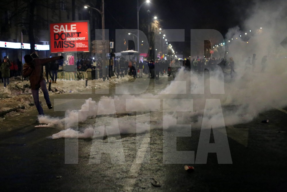 Violențe între ultrași și jandarmi, miercuri seară, în Capitală, pe finalul protestelor / FOTO & VIDEO