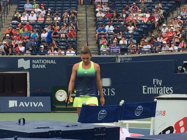 Comentatorii străini sunt șocați de numărul mare de români care o încurajează pe Simona Halep în Canada: ^”Este cea mai iubită jucătoare de tenis a lumii”! GALERIE FOTO
