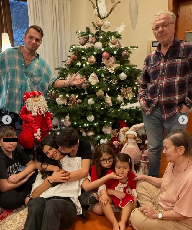Imagini din sufrageria lui Codin Maticiuc, decorată de Crăciun. Îmbrăcate în ținute festive, fetițele lui l-au primit pe Moș Crăciun
