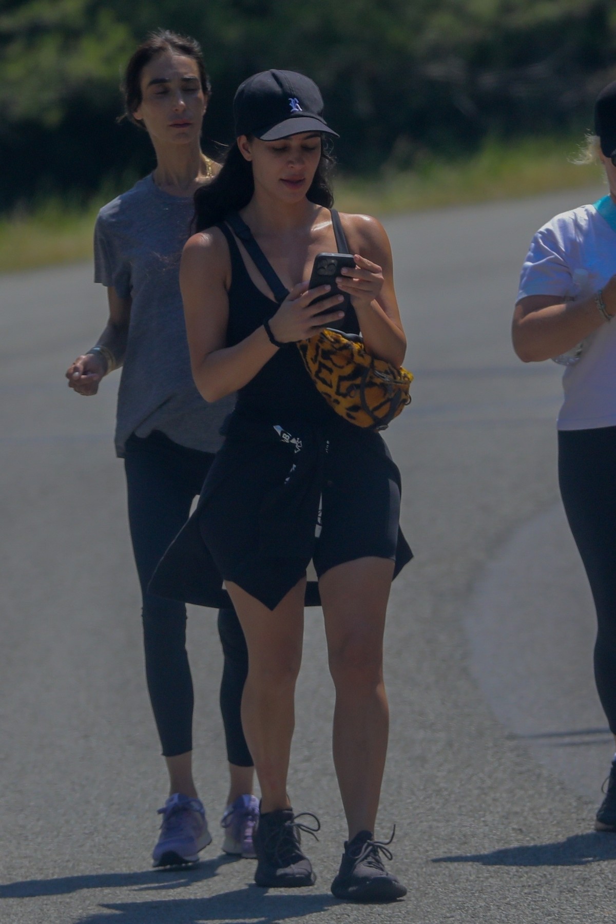 Kim Kardashian, fără machiaj și fără filtre. Cum a fost fotografiată vedeta când credea că nu o vede nimeni