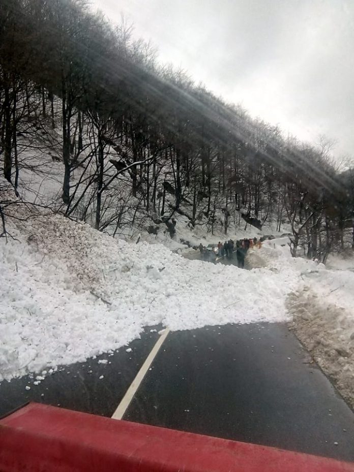 Avalanșă în Defileul Jiului, la ieșire din Petroșani. Traficul pe DN66 e blocat