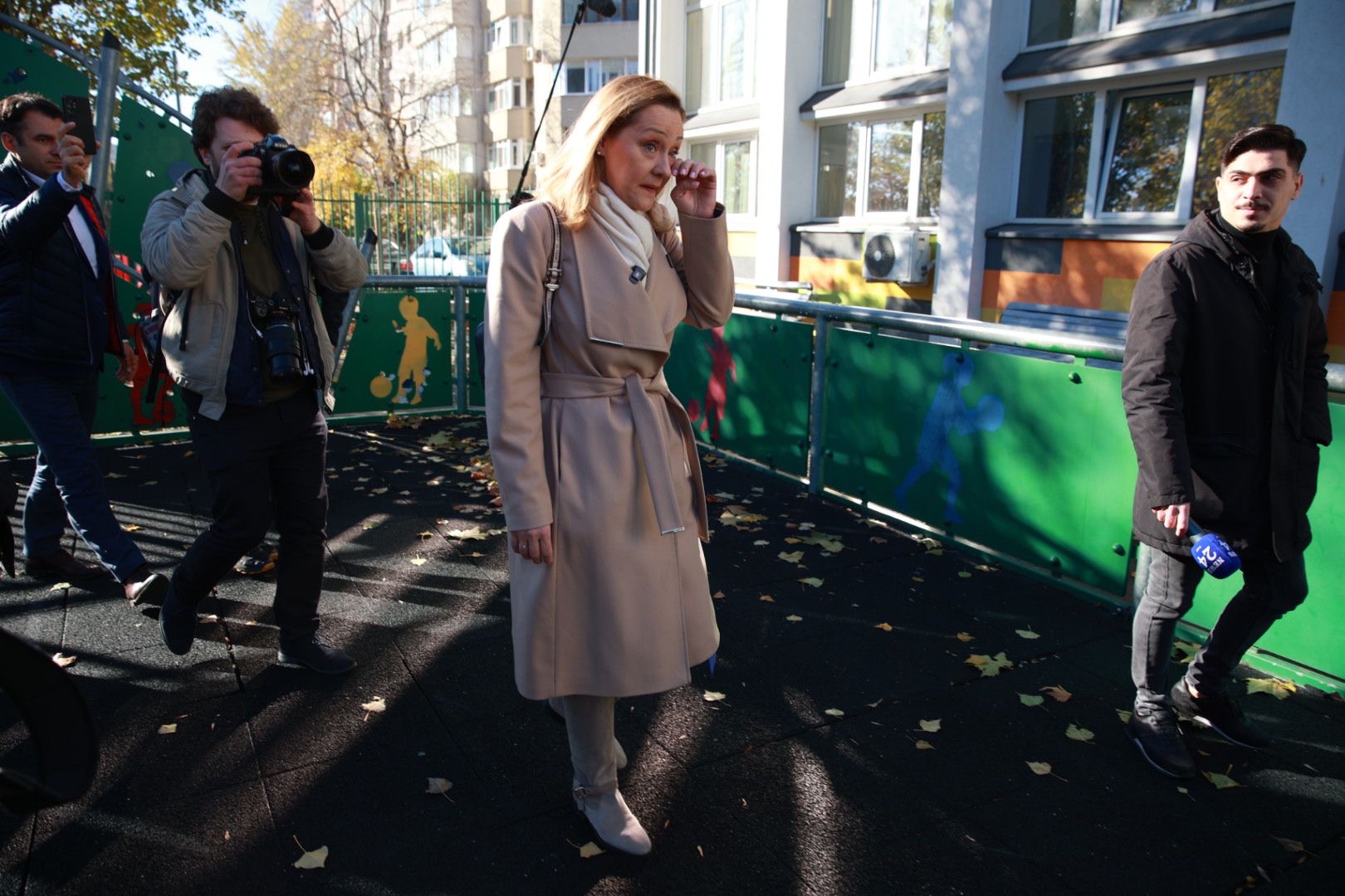 Cât costă paltonul purtat de Elena Lasconi în ziua alegerilor prezidențiale din 24 noiembrie. Ce a adus la secția de votare: „Fără blat”