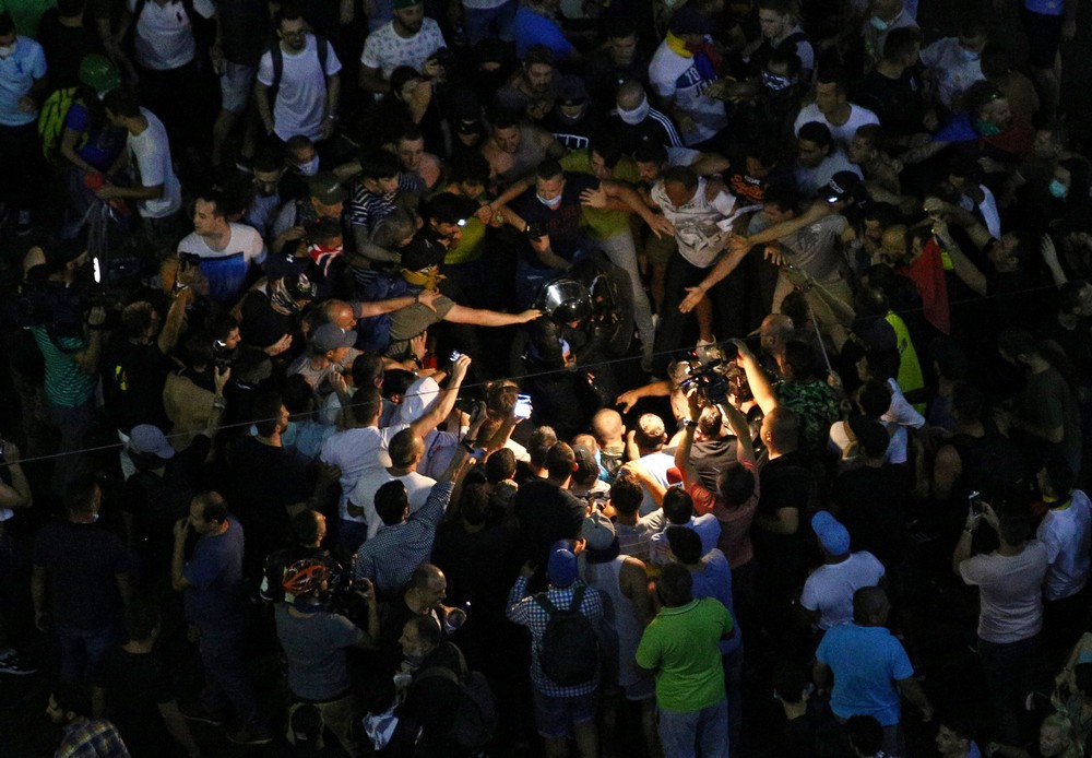 Doi jandarmi au fost luați la bătaie de protestatari. O femeie a cazut pradă furiei manifestanților