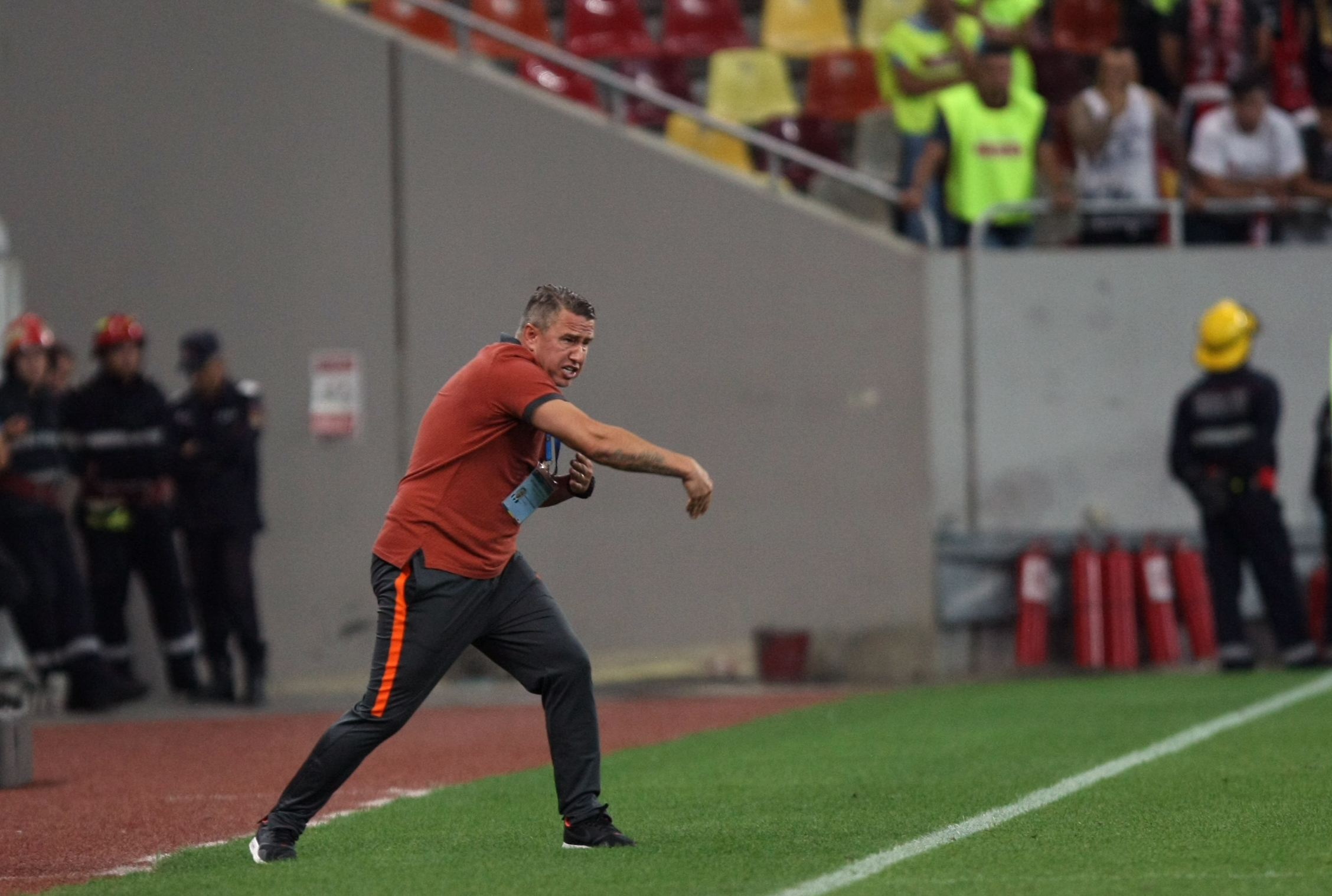 Tensiuni la Steaua. Un fost fotbalist care a lucrat cu Laurențiu Reghecampf a pus diagnosticul: ”Nu lucrează prea mult tactic”