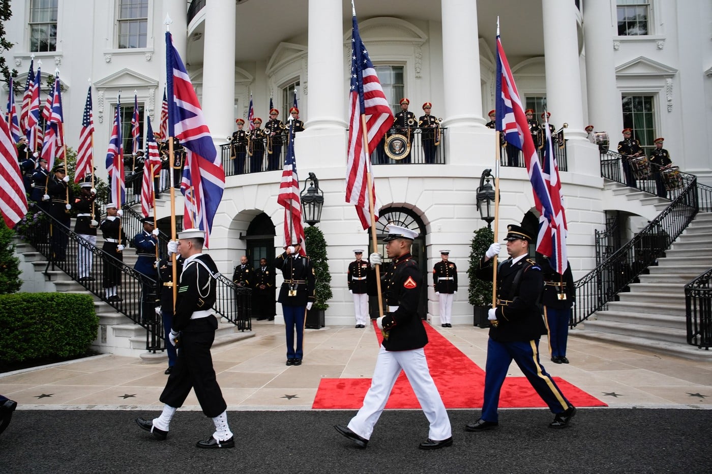 Regele Charles al III-lea, primit cu fast la Casa Albă. Donald Trump laudă „relaţia specială” cu Regatul Unit și face glume: „Ce zi britanică frumoasă”