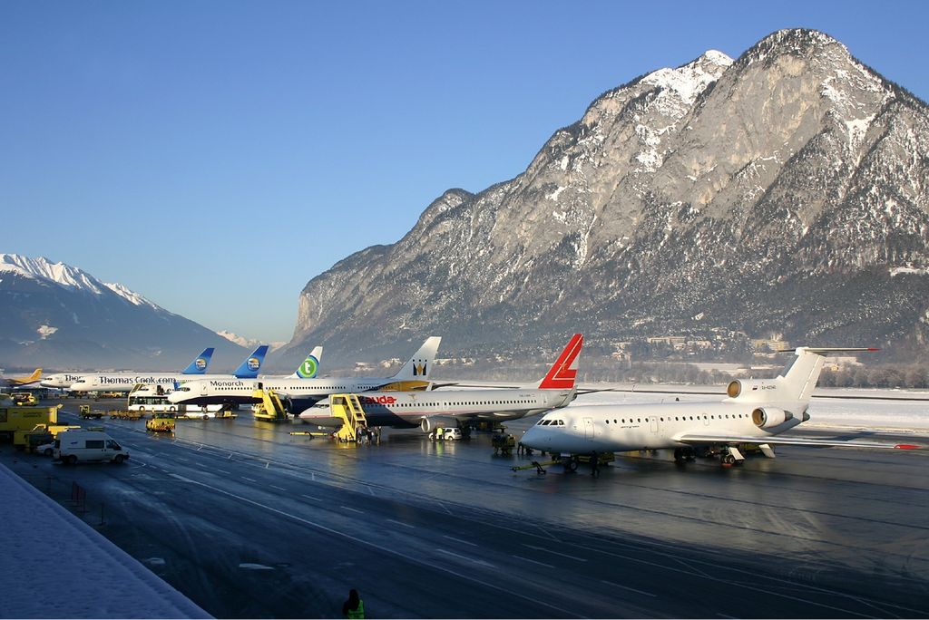 Cele mai spectaculoase și periculoase piste de aterizare din lume. De la un aeroport în pantă la pista care trece printre blocuri