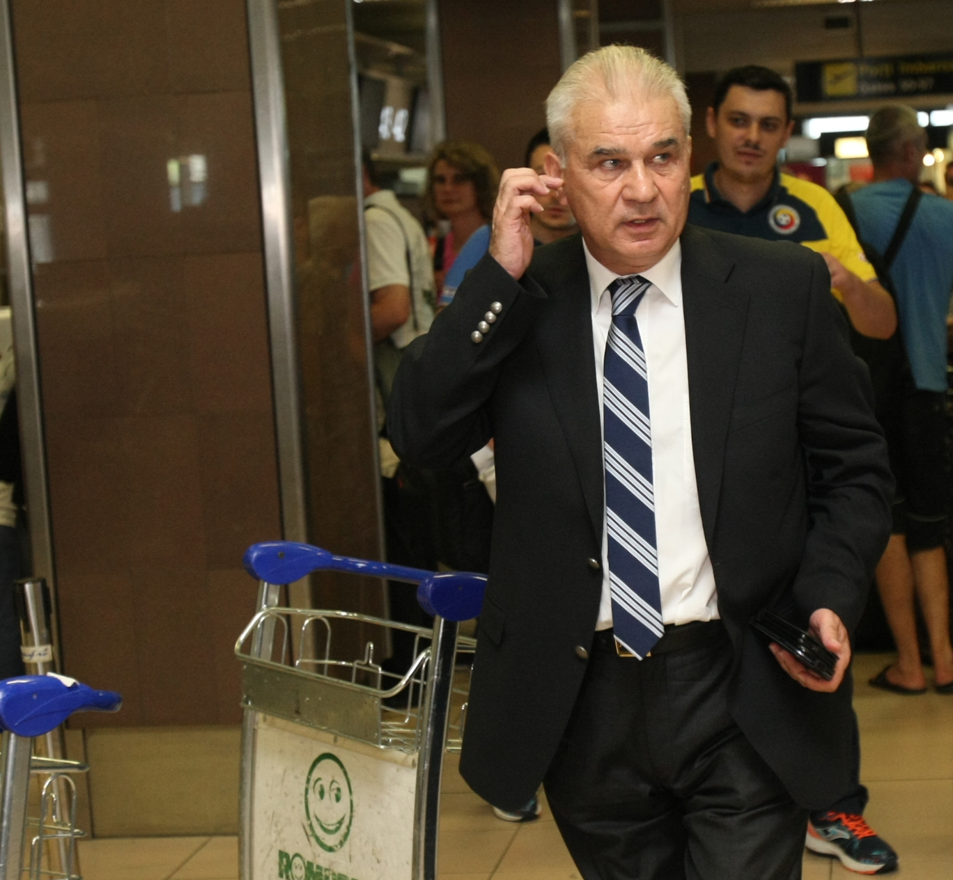 PRELIMINARIILE EURO 2016, UNGARIA - ROMÂNIA (vineri, ora 21.45, TVR 1) / Selecționerul Anghel Iordănescu a renunțat la supersitiții și ^a lăsat femei în avionul care i-a transportat pe tricolori la Budapesta, pentru mare meci cu rivalii istorici / GALERIE FOTO