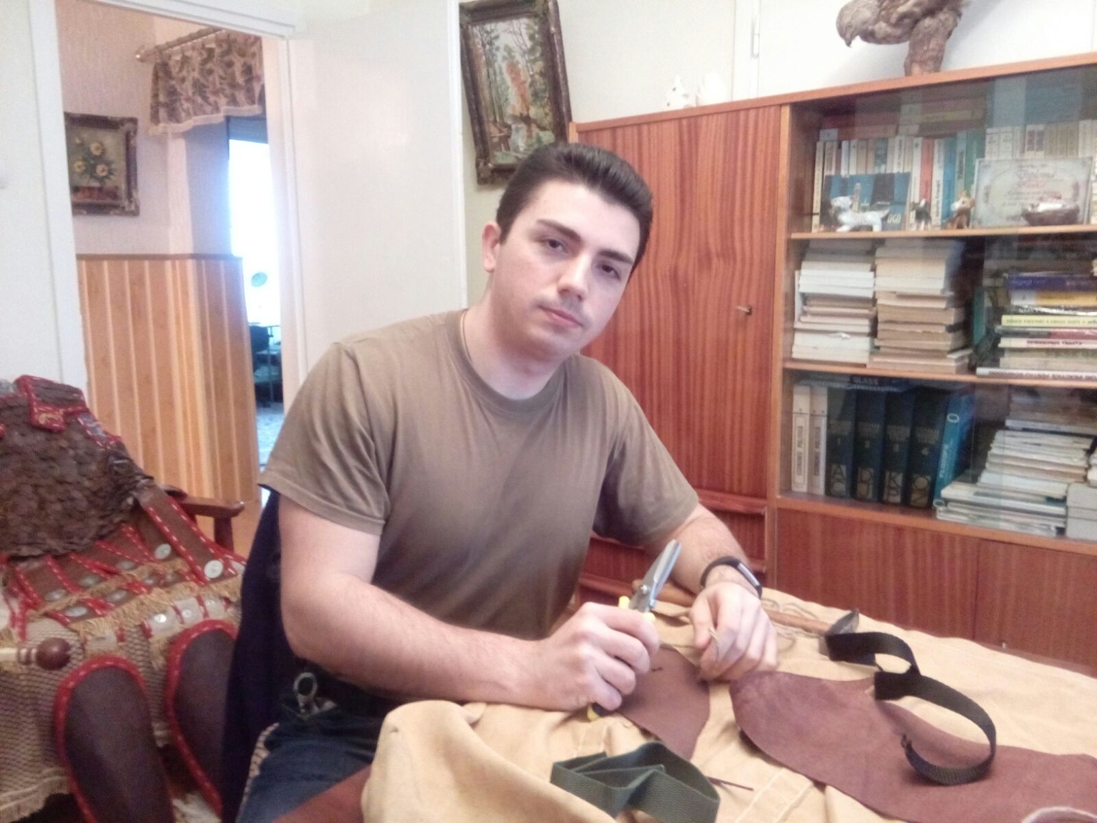 REPORTAJ: Un tânăr gălățean luptă să reconstituie istoria pe viu. Echipamente vechi prind viață în micul său apartament/ FOTO&VIDEO