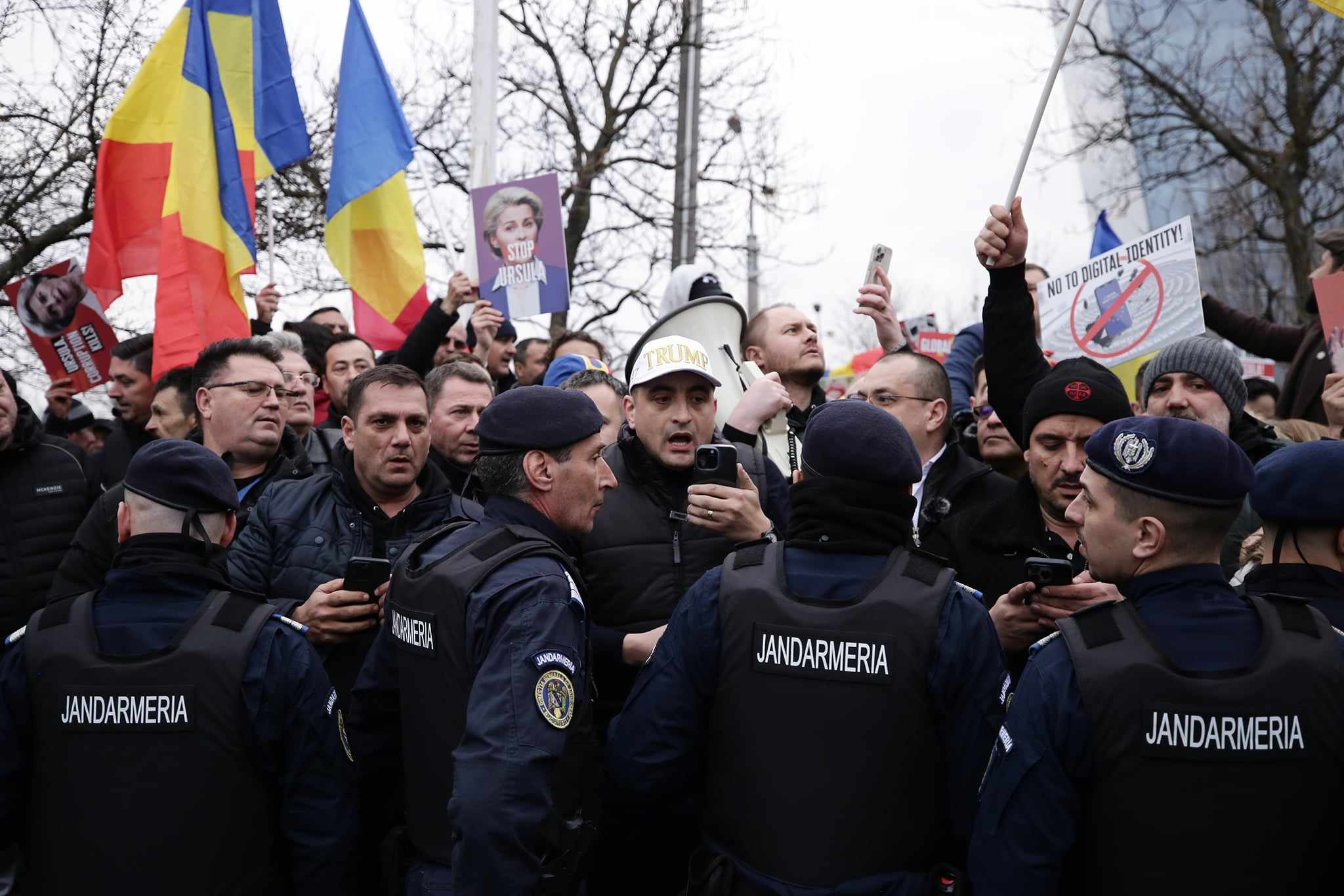 Protest AUR în timpul Congresului PPE de la București. Manifestanții s-au îmbrâncit cu jandarmii: „Ursula, nu uita, România nu te vrea!”