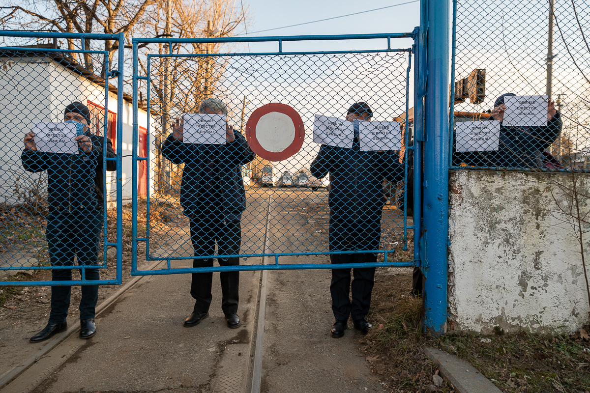 Reportaj din depourile STB. Versiunea angajaților aflați în grevă: „Călătorul nu știe cum ne chinuim noi să tragem de volan sau să mergem fără frâne”