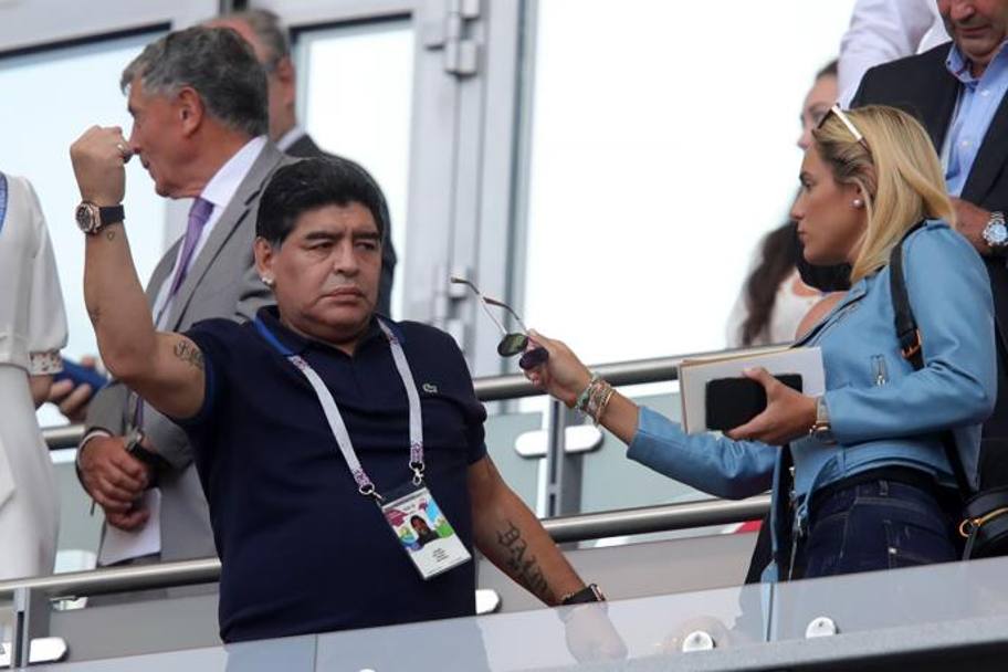 Reacțiile lui Diego Maradona din timpul meciului Franța - Argentina 4-3. La final, a pus tunurile pe selecționer / GALERIE FOTO