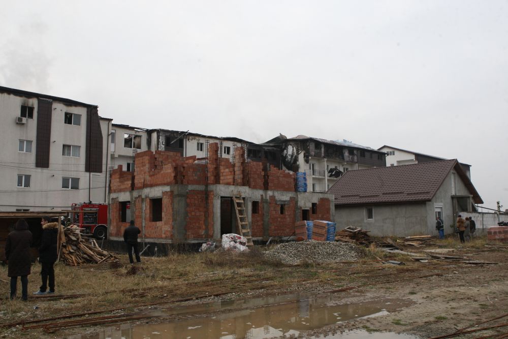 VIDEO/ Locuitorii din Chiajna aduc acuzații dure, după incendiul care a cuprins trei blocuri. "E posibil să fi rămas doar cu hainele de pe mine!”. De la ce ar fi pornit incendiul