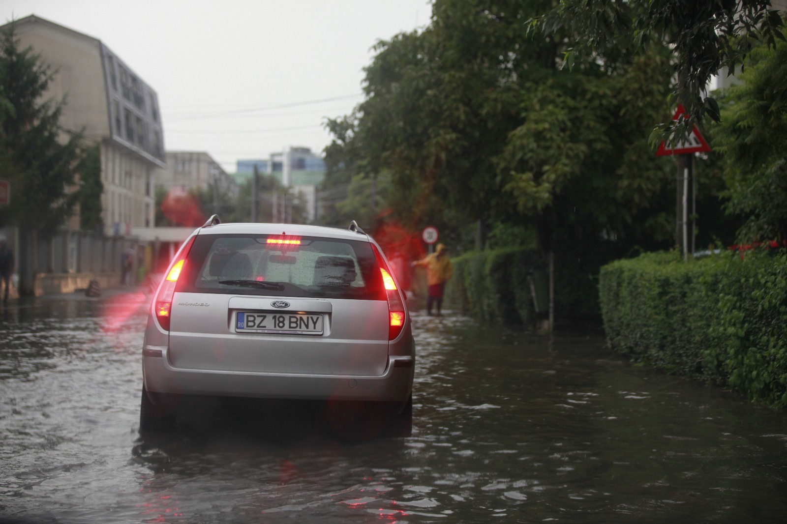 FOTO&VIDEO/ Inundații în municipiul Buzău, din cauza unei ploi torențiale care a durat o oră și jumătate