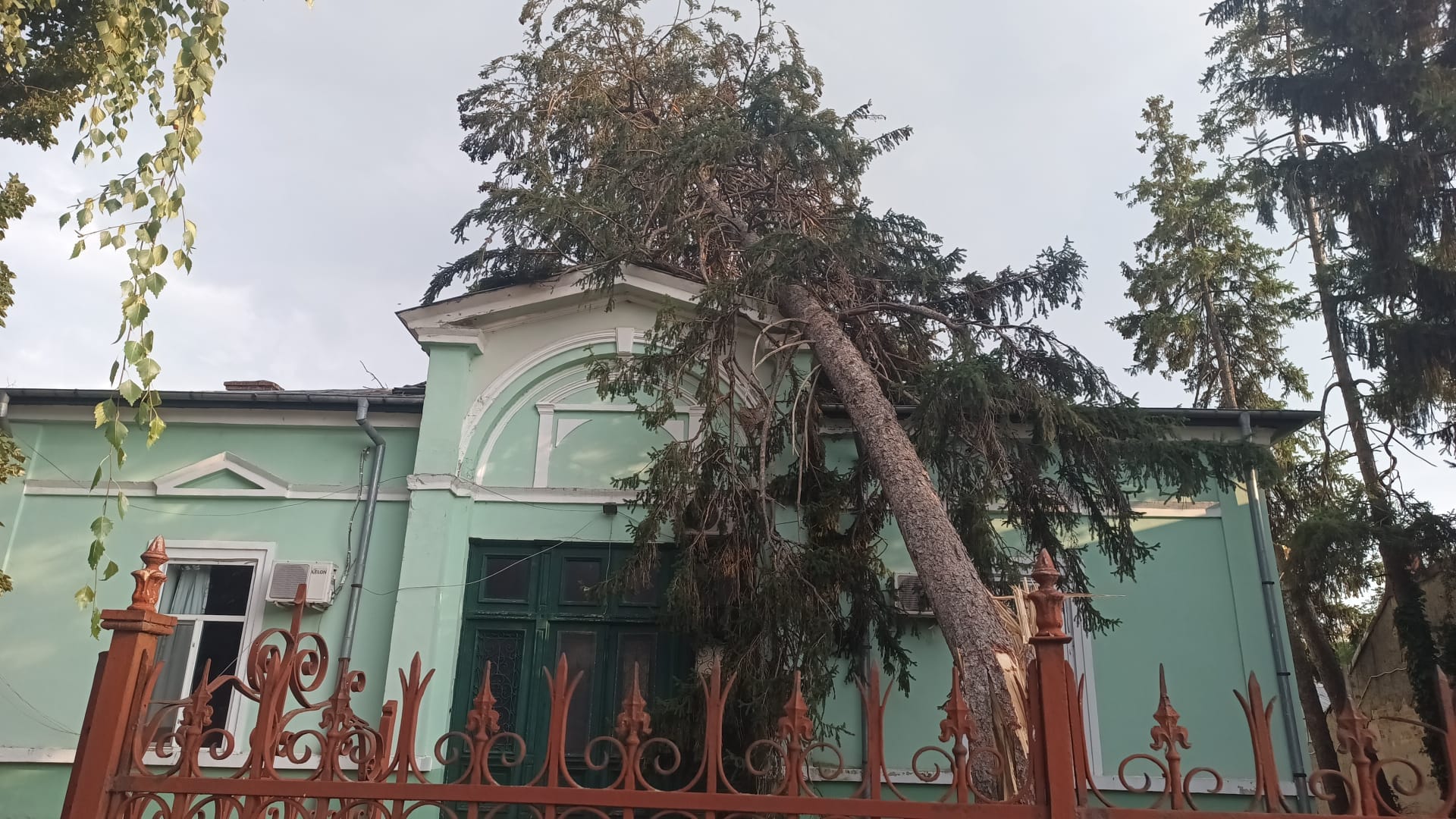 Furtună puternică la Giurgiu. Acoperișuri luate de vânt, mașini avariate și copaci puși la pământ