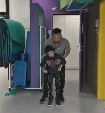 Cum se simte fiul lui Kamara după a noua operație suferită. Leon are 12 ani și a trecut prin clipe cumplite. „Am văzut imaginile durerii”