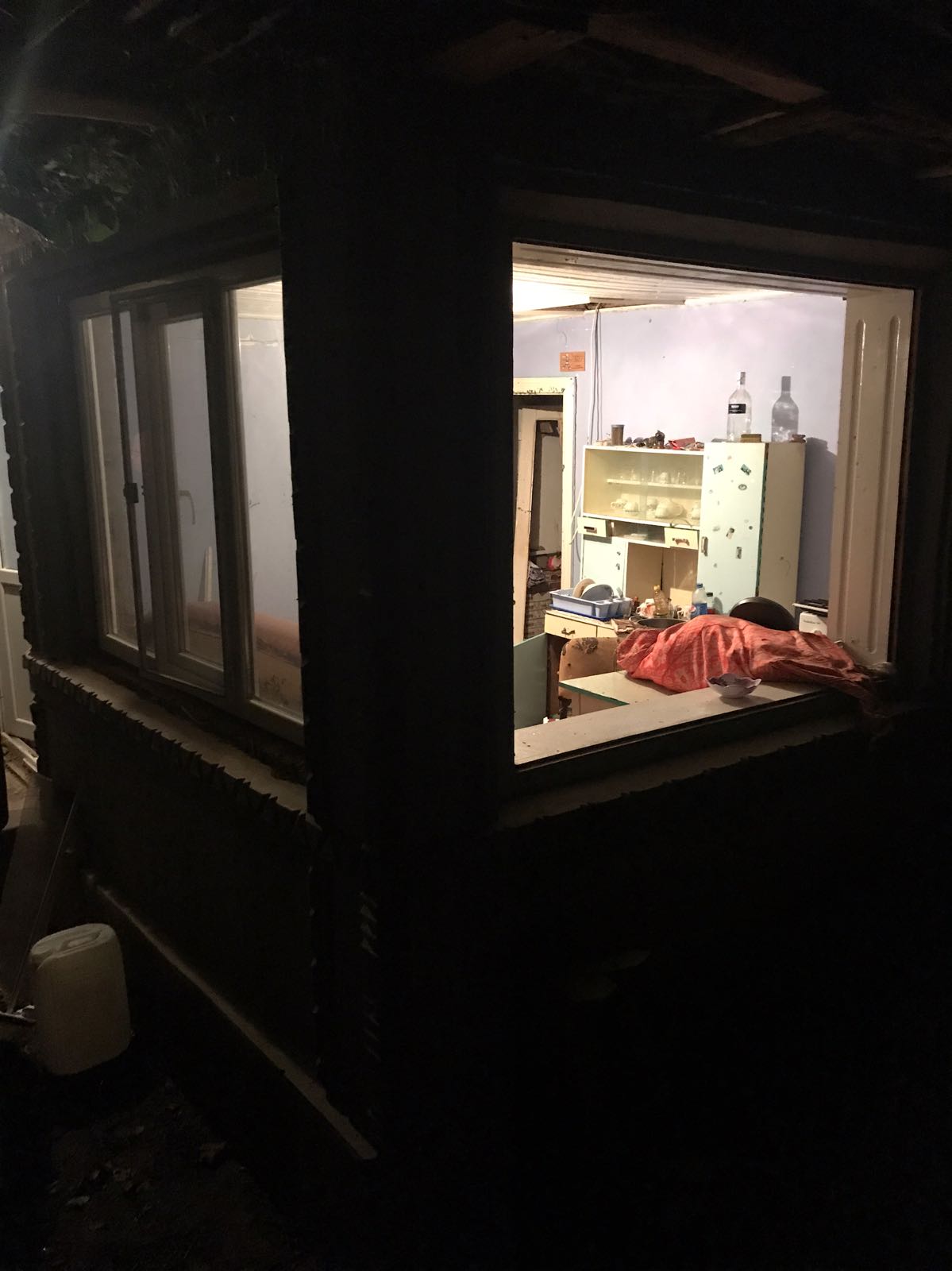 FOTO: Un tânăr din județul Vaslui a fost rănit în urma exploziei unei butelii în locuința sa