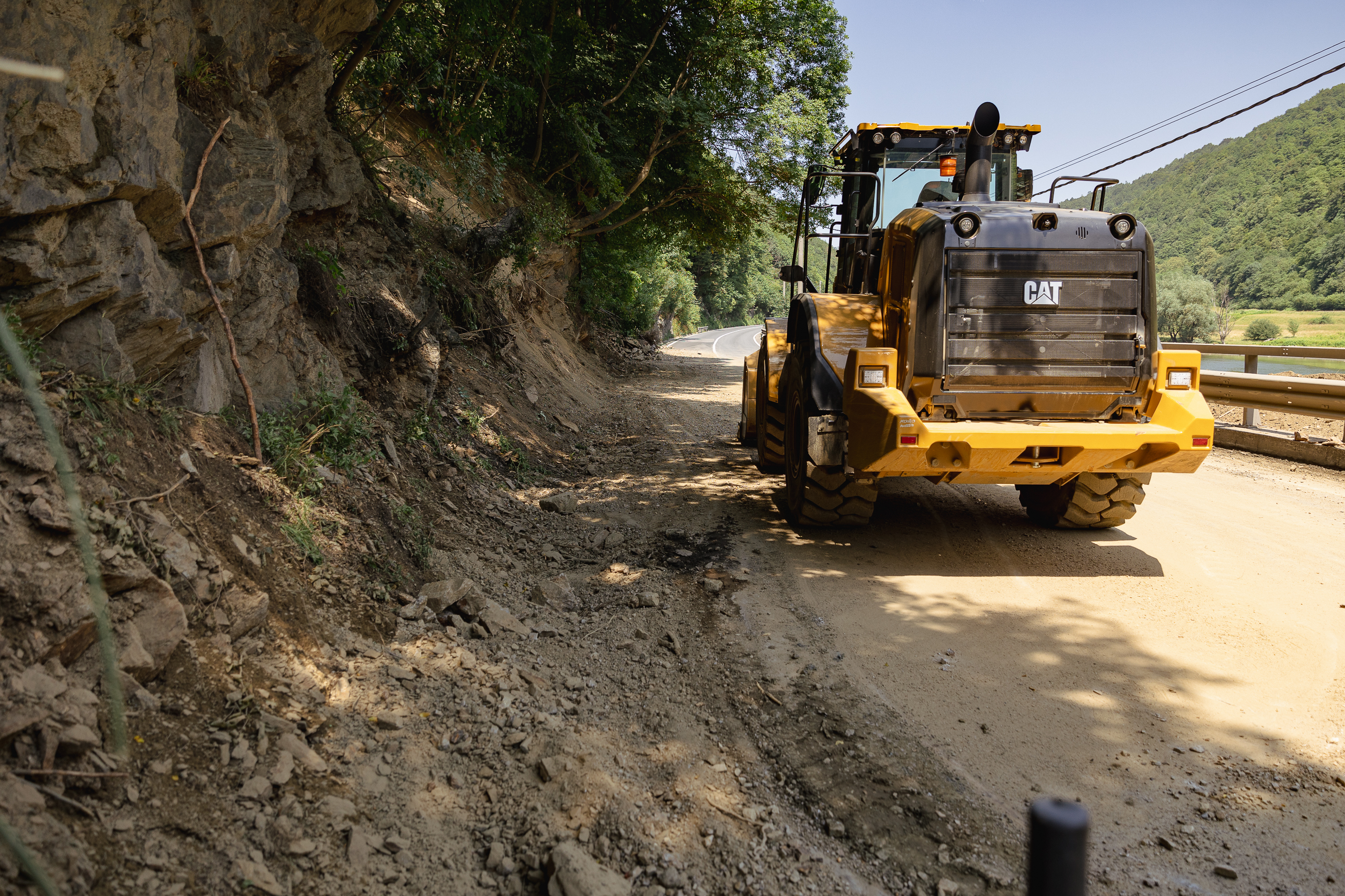 REPORTAJ Valea Oltului - viața după barieră. În lipsa traficului, natura își revine și nu prea, iar ministrul Grindeanu supraveghează cu drona progresul lucrărilor