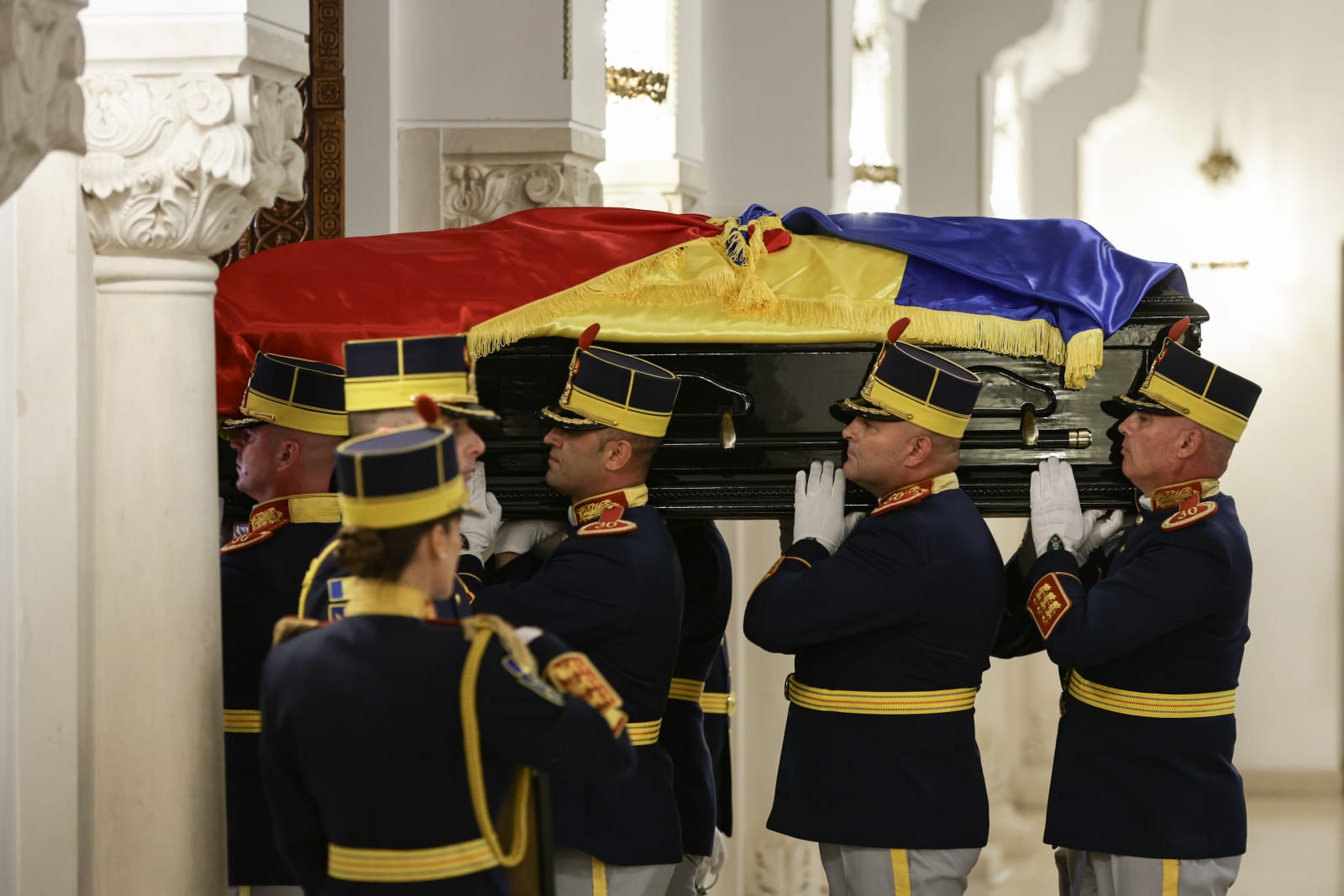 Funeralii de stat pentru Ion Iliescu. Ultimele omagii aduse în fața sicriului fostului președinte, în Sala Unirii, la Palatul Cotroceni