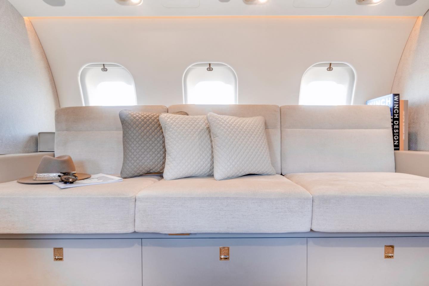 Klaus Iohannis a plecat la Adunarea Generală a ONU din SUA cu un avion privat. Ce dotări are aeronava închiriată - FOTO