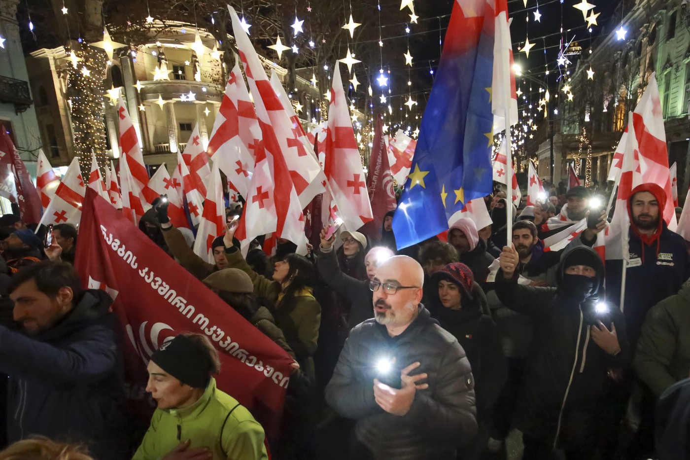 Mii de oameni au protestat în Georgia formând un lanț uman, la o lună după ce guvernul a amânat negocierile pentru aderarea la UE 