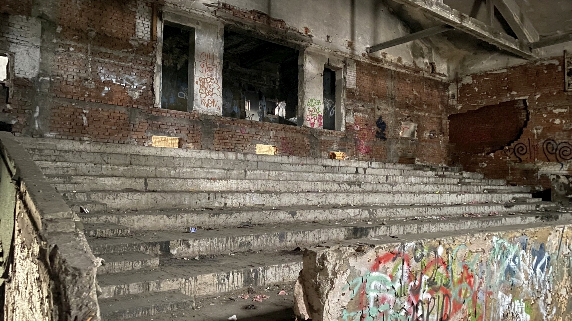 Cum arată la interior cinematograful Giulești, abandonat de autoritățile locale de mai bine de 20 de ani. Disputa dintre edili pe clădirea-simbol a cartierului