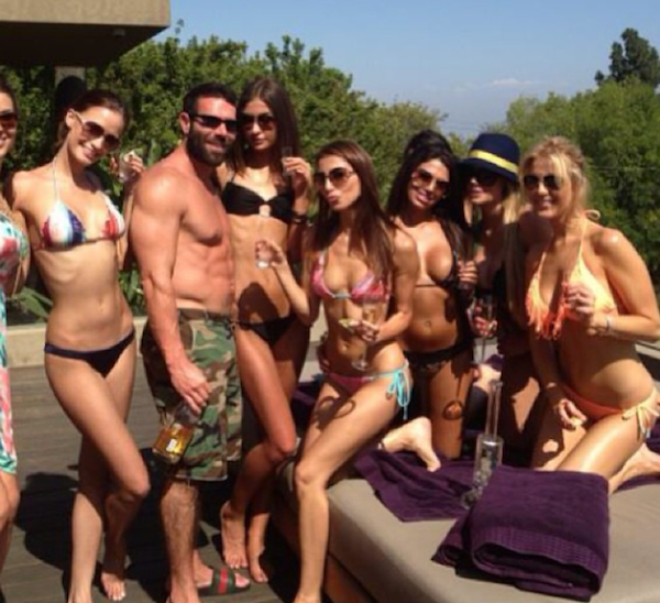 GALERIE FOTO&VIDEO / Un mare jucător de poker american dezbracă femeile, apoi le învață meserie! 