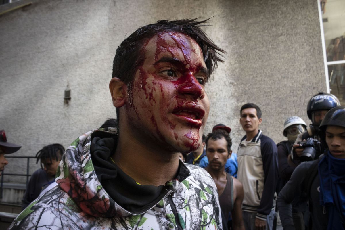 FOTO | Violențe în Venezuela după ce Juan Guaido s-a autoproclamat președinte. Cel puțin șapte persoane au murit în confruntările cu forțele de ordine