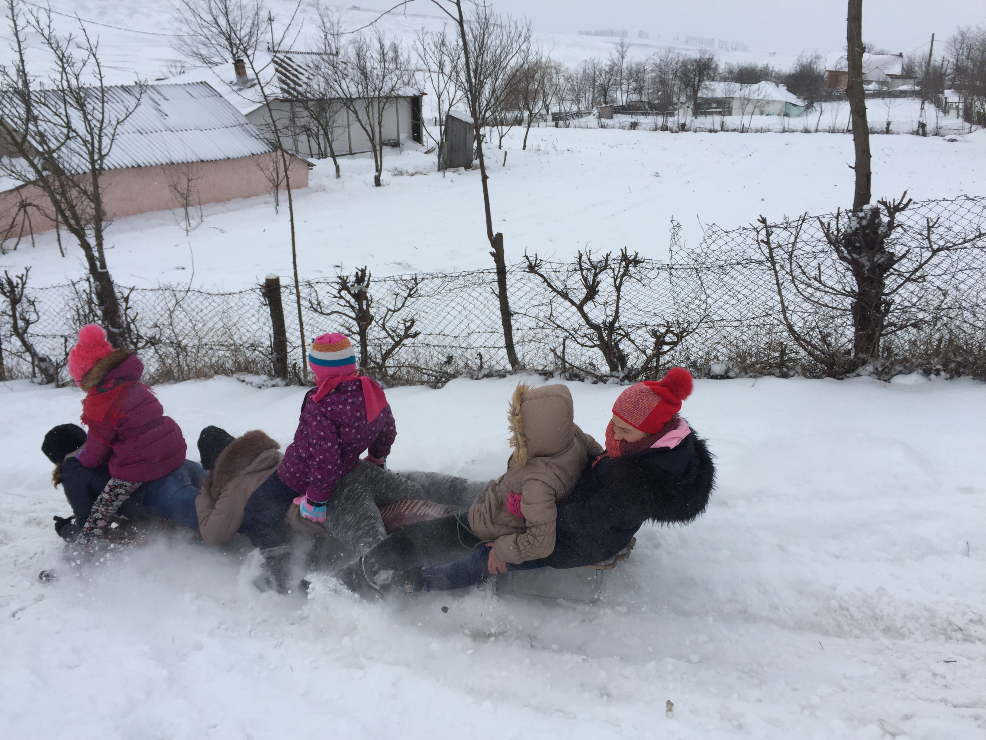 Zăpada a adus bucurie elevilor din Botoșani! Au ieșit la șăniuș în loc să meargă la școală