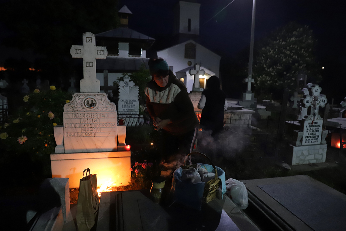 De ce aprind sătenii din Copaciu focul lângă morminte în Joia Mare. „Cu câțiva ani în urmă, aveai impresia că a luat foc cimitirul”
