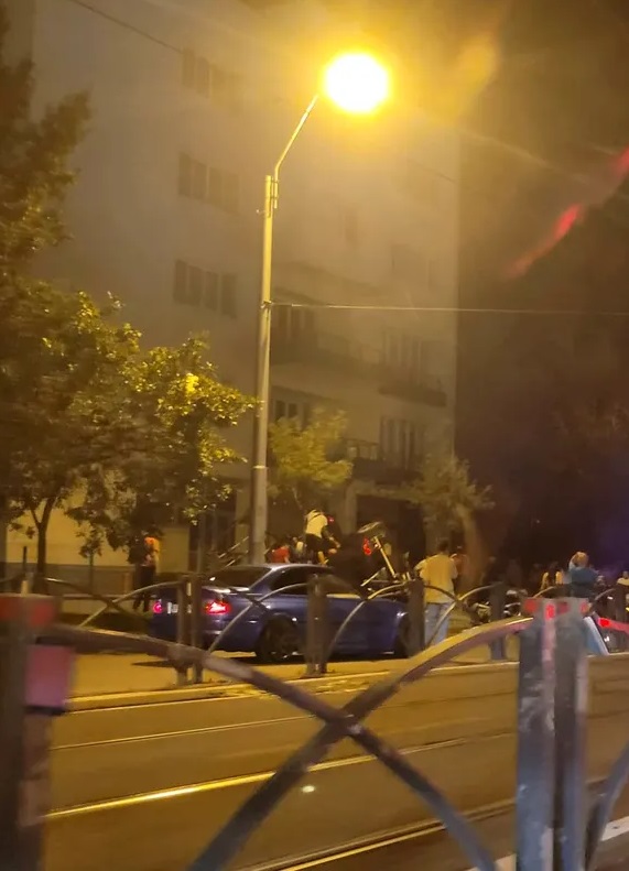 Accident cu o mașină de lux în timpul filmărilor pentru „Cursa”, filmul lui Codin Maticiuc. Doi cascadori și un cameraman au fost răniți