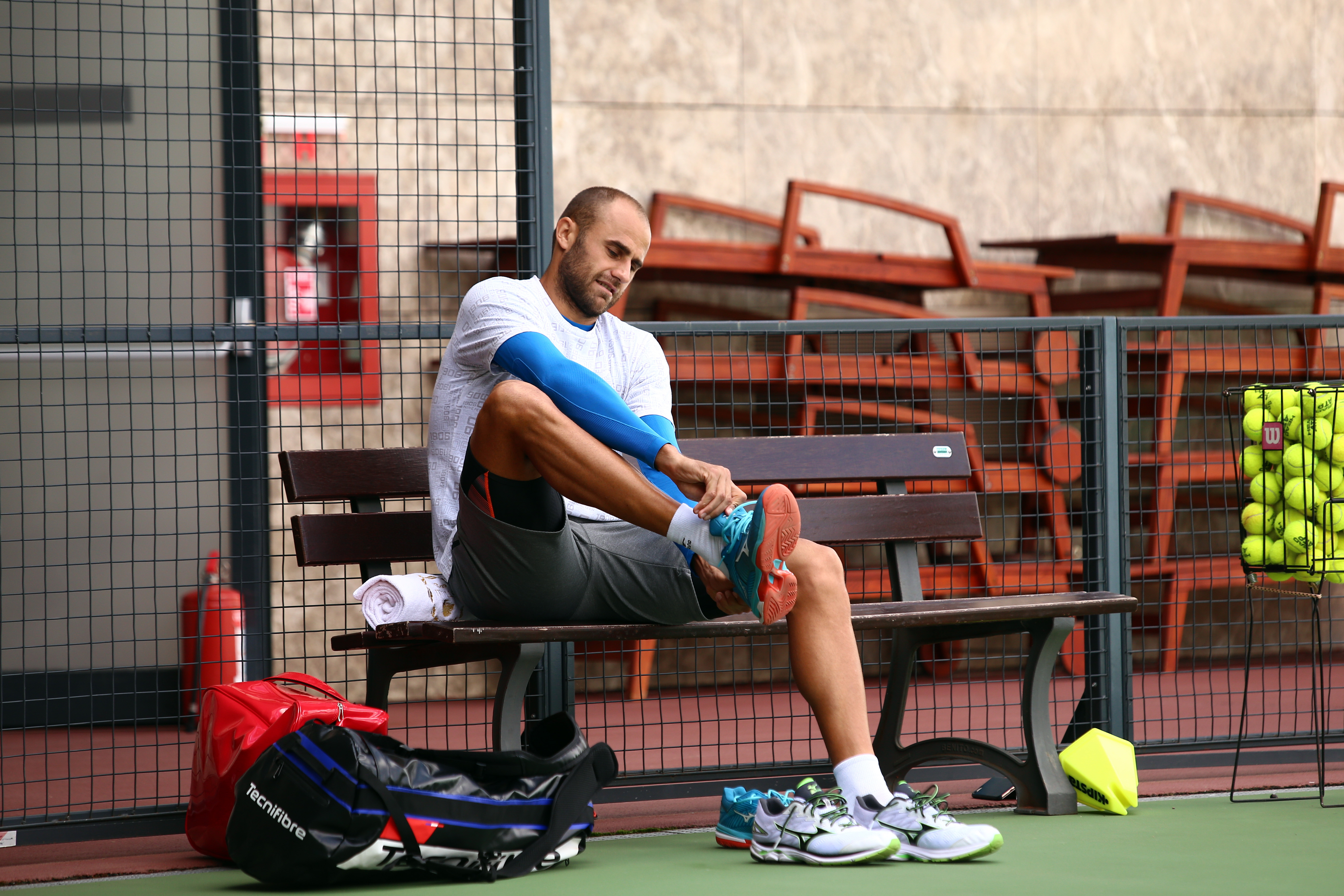 Marius Copil, bătut de Roger Federer în finala de la Basel. A încheiat cu o înfrângere demnă campania glorioasă