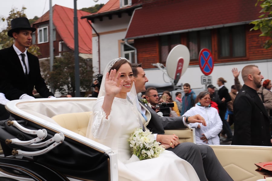 CORESPONDENȚĂ DIN SINAIA/ Principele Nicolae și Alina Binder au fost cununați. Momente emoționante la ieșirea din biserică, mulțimea a izbucnit | FOTO & VIDEO