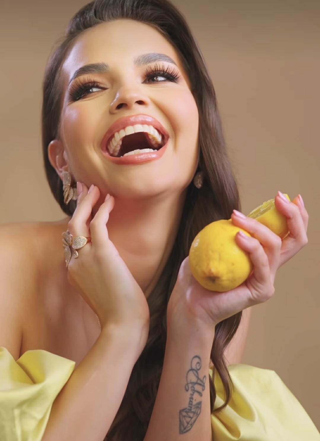 Cu ce se ocupă Sandra Mutu. În vârstă de 30 de ani, soția lui Adrian Mutu n-a renunțat la meseria ei din adolescență