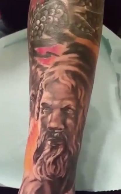 Un tânăr din Tâgu Jiu și-a tatuat Coloana Infinitului. A stat cinci ore în salonul de tatuaje GALERIE FOTO