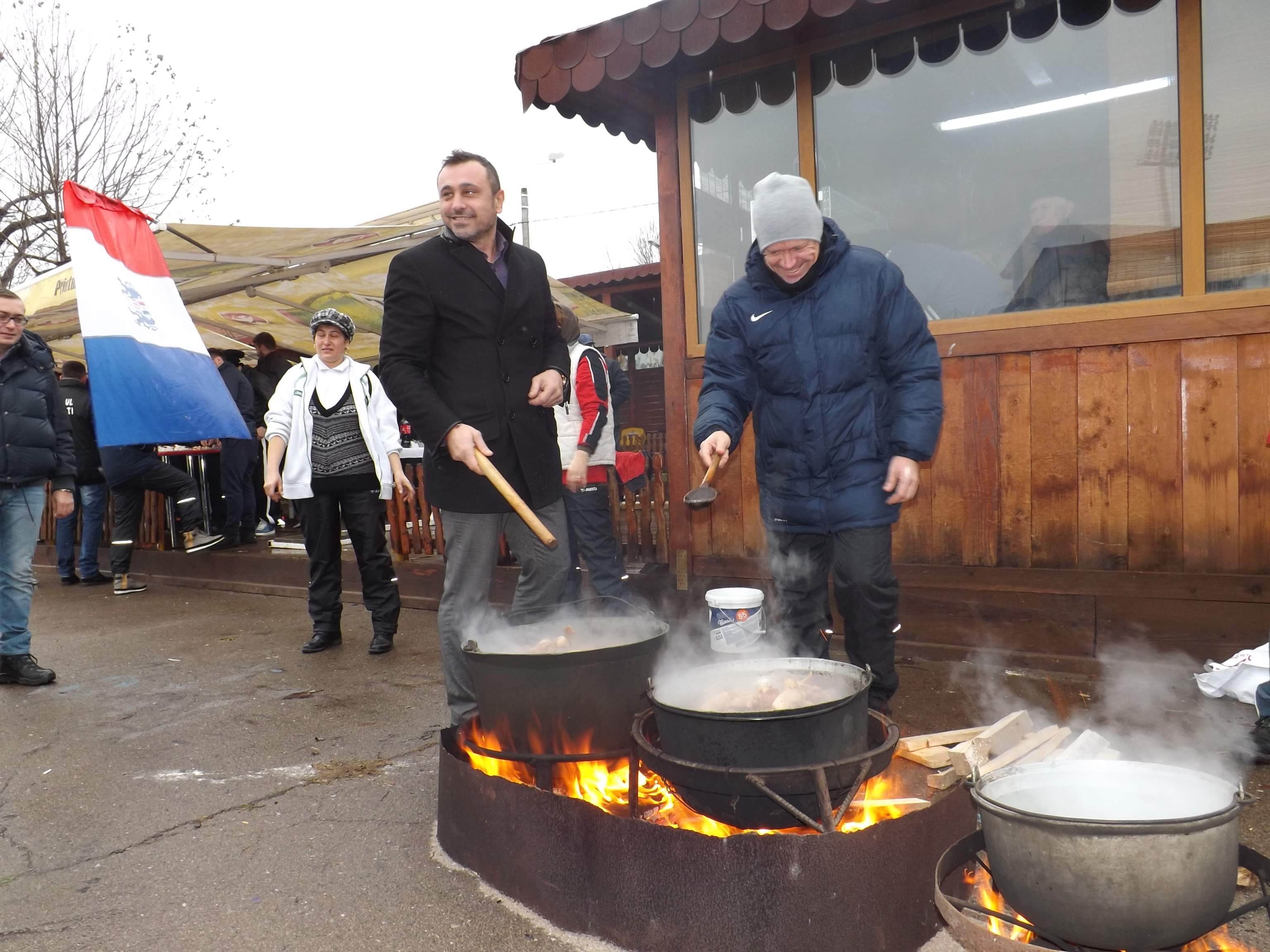 Oțelarii au tăiat porcul, dar cu atenție la siluetă! Selymes dă amenzi de 500 euro pe kilogram în plus