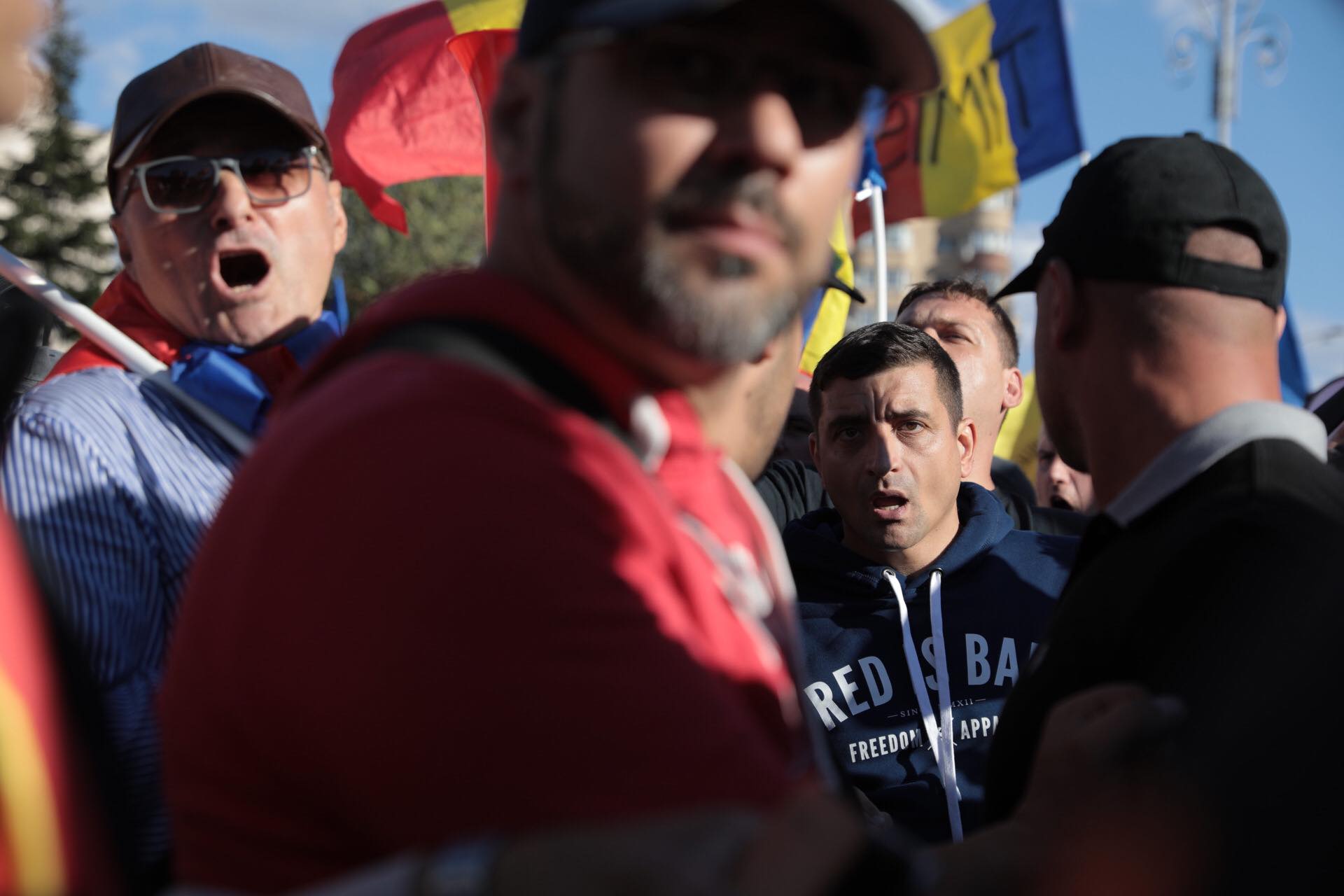 Scandal între taberele Simion și Șoșoacă, la protestul AUR. Manifestanții, despărțiți de jandarmi