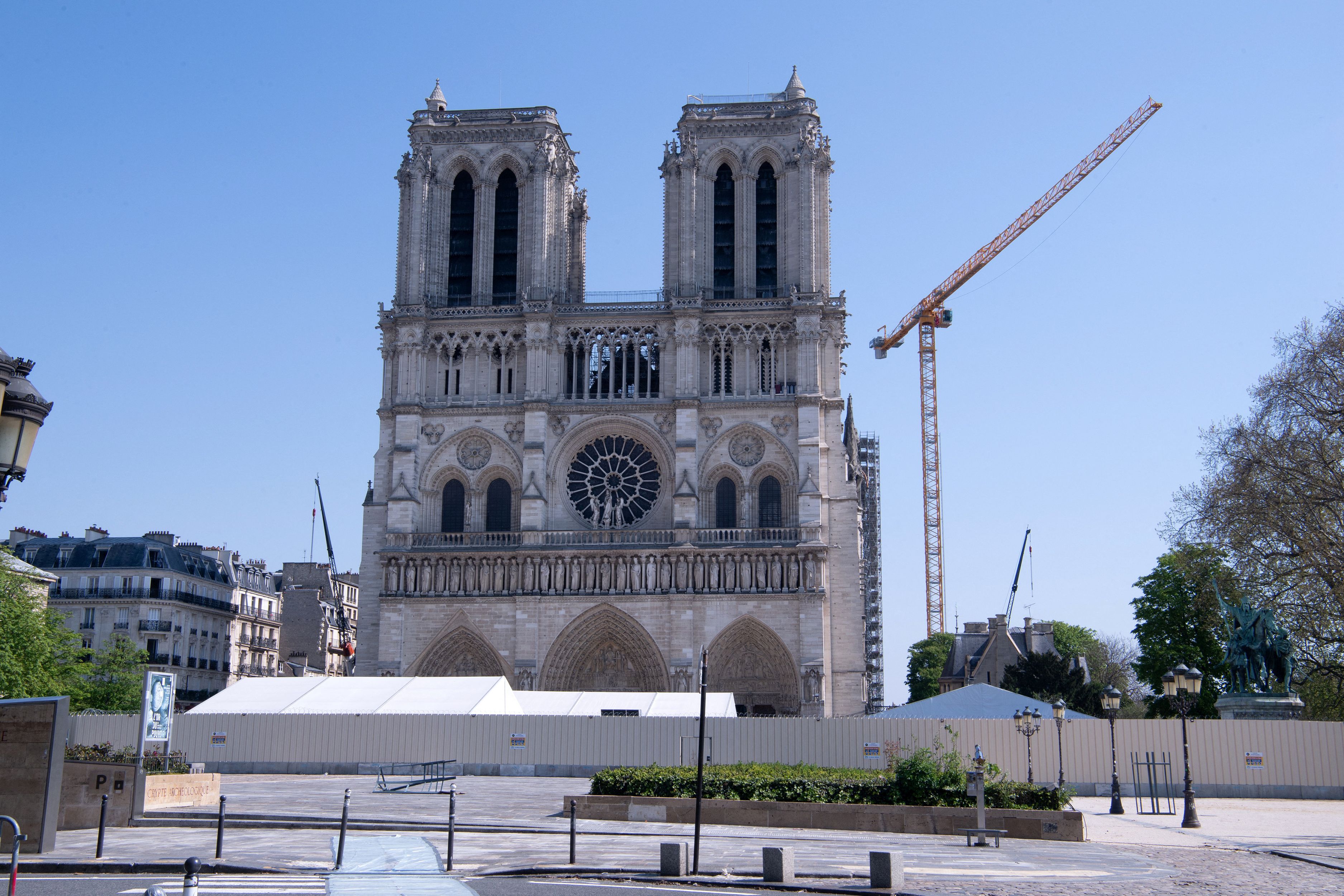 Cum arată Catedrala Notre-Dame, la un an de la incendiul devastator. O mică slujbă va fi ținută în Vinerea Mare a catolicilor