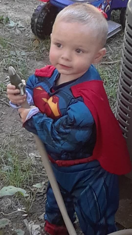 FOTO | Un copil a sărbătorit Crăciunul în luna septembrie, după medicii i-au spus că mai are doar câteva săptămâni de trăit. Gestul emoționant făcut de vecinii lui